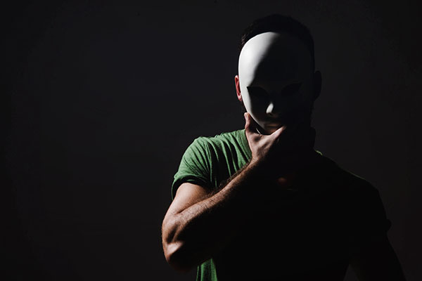 images_3052017_man-wearing-mask-in-dark.jpg